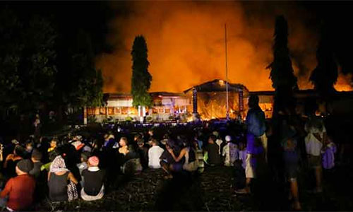 Un centenar de presos escapan de una cárcel en Indonesia tras el tsunami
